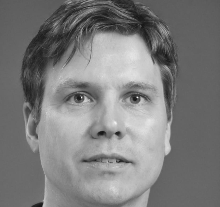 Klaus Bergmann, Gründer von vixaraloent, arbeitet an seinem Schreibtisch