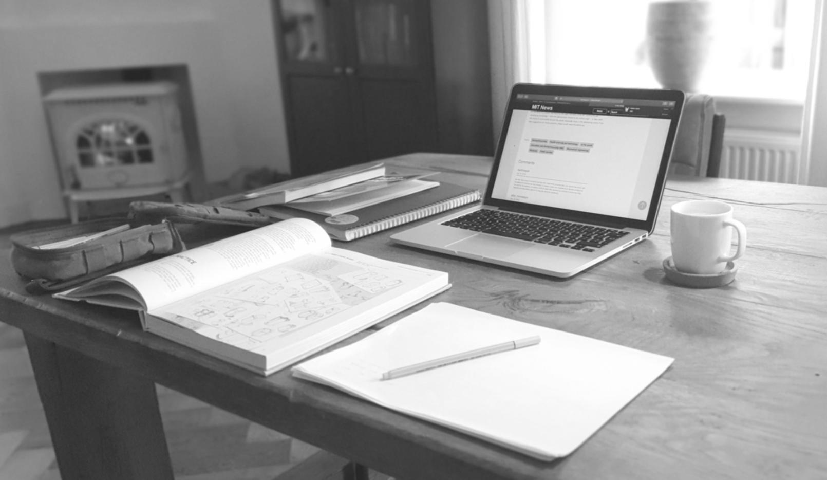 Finanzplanung Arbeitsplatz mit Dokumenten und Taschenrechner