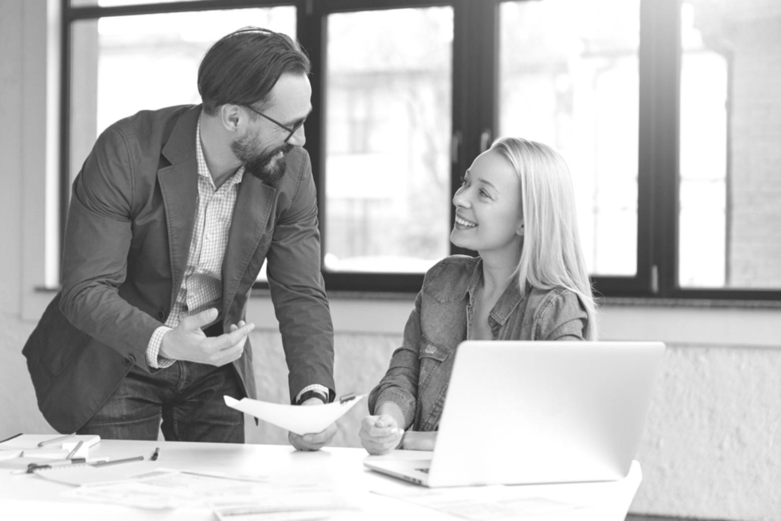 Moderne digitale Finanzplanung auf verschiedenen Geräten dargestellt